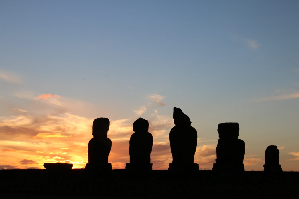 Rapa Nui - Sunset Tahai