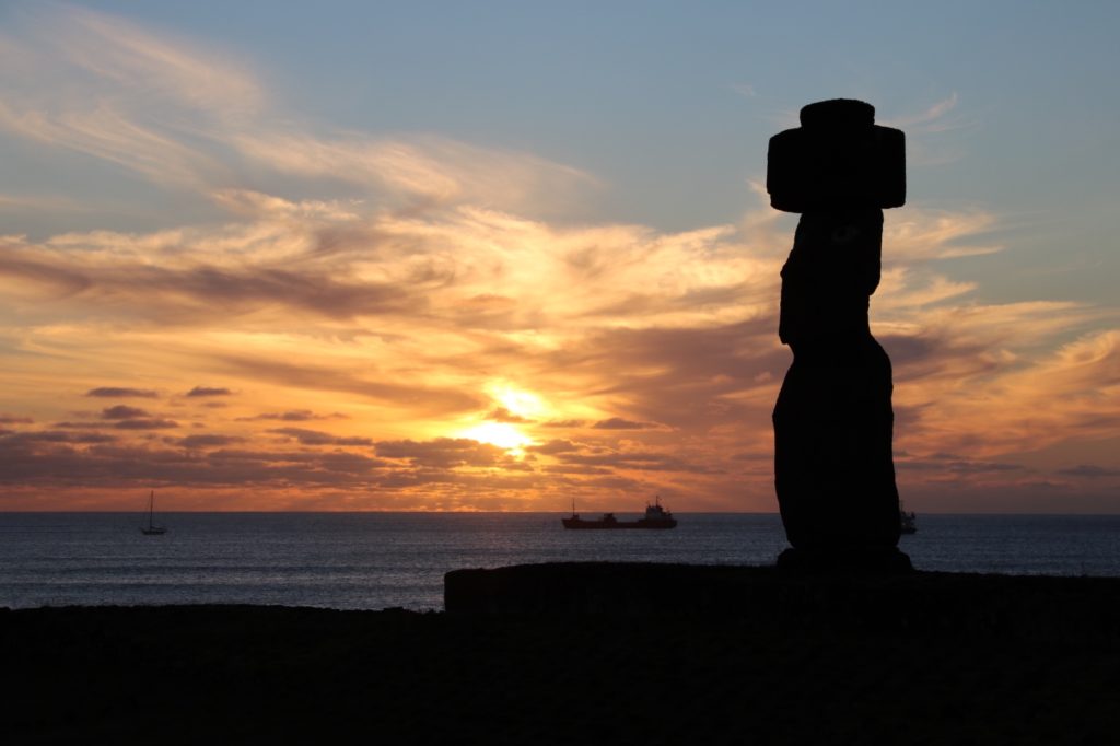 Rapa Nui - Sunset Tahai 