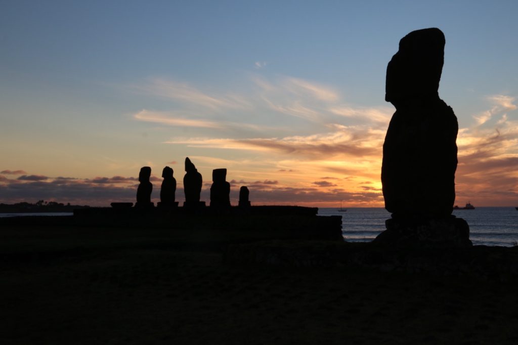 Rapa Nui - Sunset Tahai