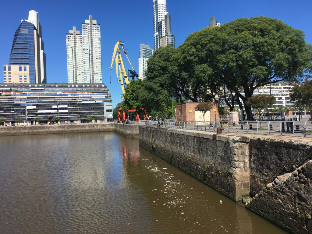 Buenos Aires - Müll im Río de la Plata 