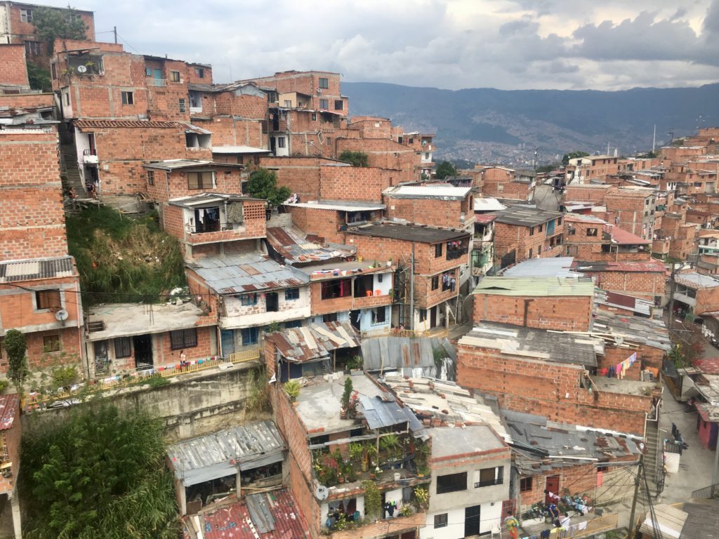 Medellín - Häuser an Berghängen 